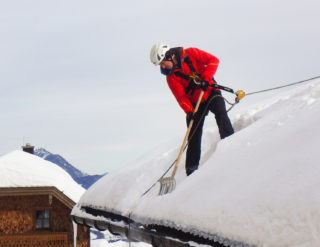 Sicherungstechnik für Schneeräumung am Dach